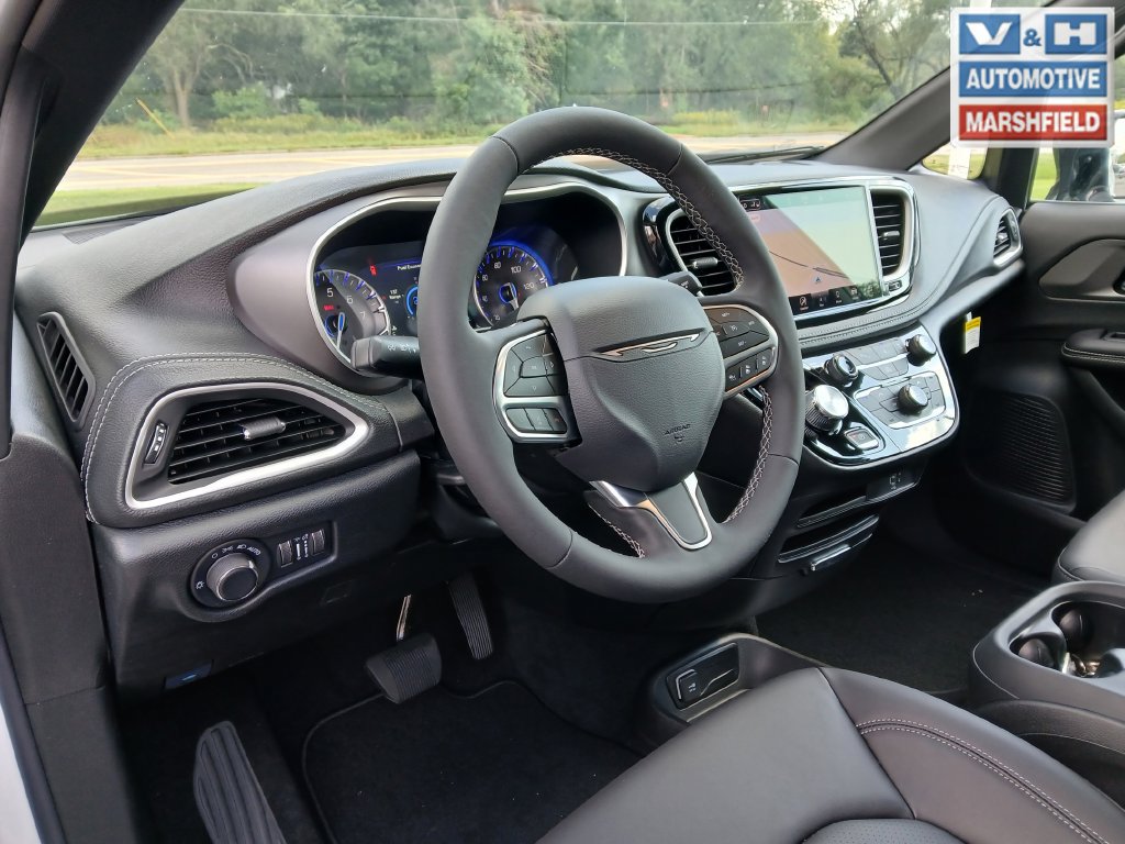 New 2027 Chrysler Pacifica Select w/ Family Tech Group AWD/4WD image 11