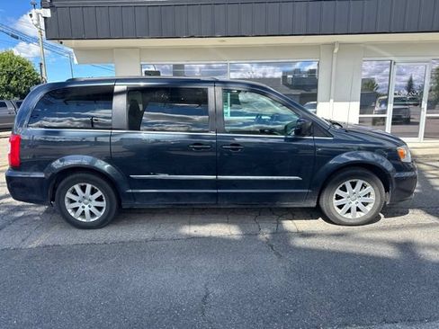 Used 2014 Chrysler Town & Country Touring FWD image 4