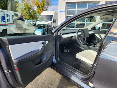 Used 2020 Tesla Model Y Long Range image 23