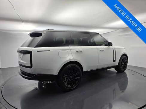 Used 2025 Land Rover Range Rover SE AWD/4WD image 4