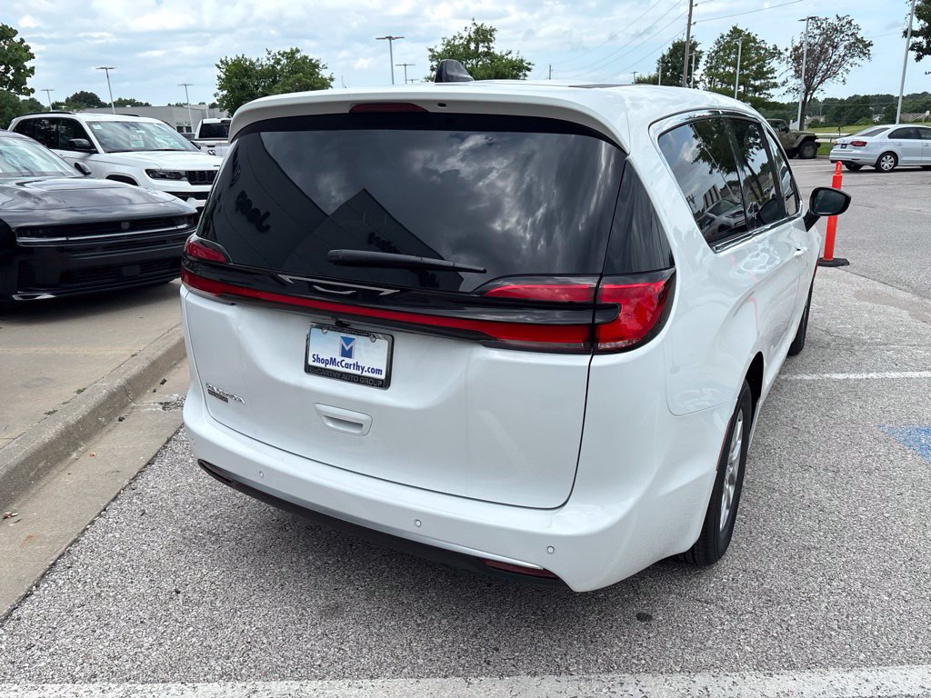 New 2027 Chrysler Pacifica Select FWD image 25