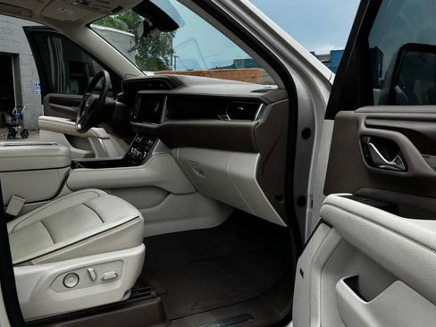 Used 2021 GMC Yukon XL Denali w/ Denali Premium Package AWD/4WD image 15