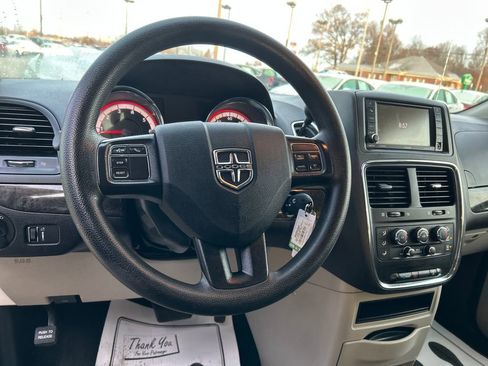 Used 2019 Dodge Grand Caravan SE w/ UConnect Hands-Free Group image 13