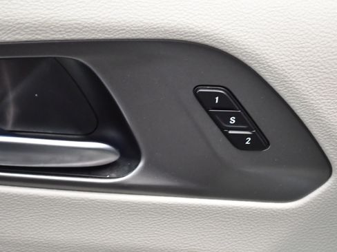 Used 2023 Chrysler Pacifica Touring-L FWD image 18