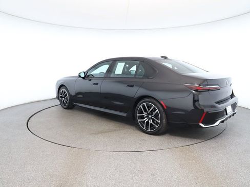 Used 2024 BMW 740i image 3