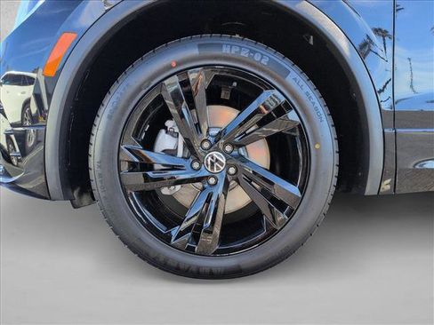 Used 2023 Volkswagen Tiguan SE R-Line image 25