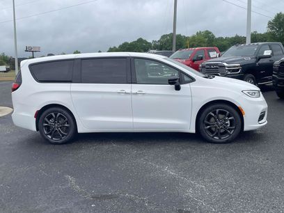 New 2026 Chrysler Pacifica Select