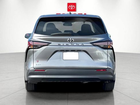 New 2026 Toyota Sienna LE FWD image 4