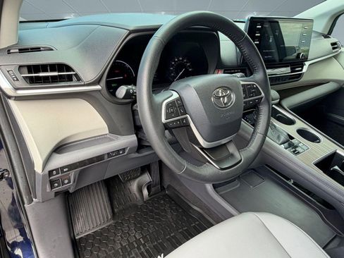 Used 2022 Toyota Sienna XLE FWD image 4