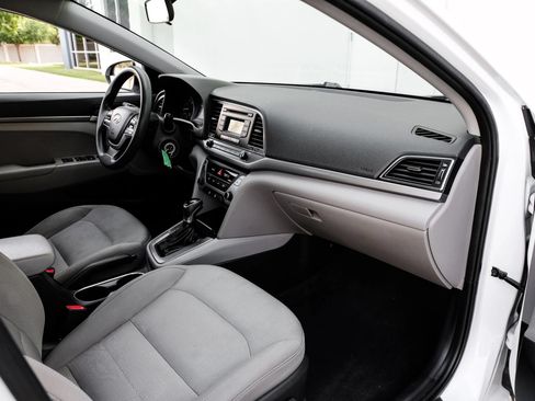 Used 2017 Hyundai Elantra SE FWD image 18