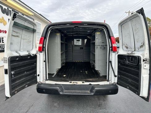 Used 2018 Chevrolet Express 2500 w/ Driver Convenience Package image 18