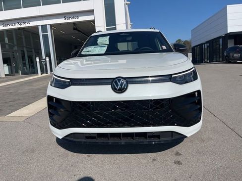 New 2026 Volkswagen Tiguan SE R-Line FWD image 2