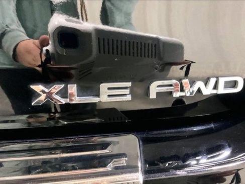 Used 2022 Toyota Highlander XLE AWD/4WD image 8