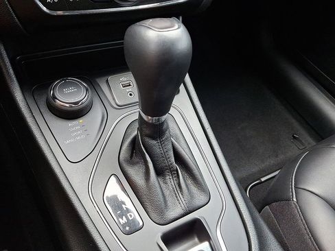 Used 2022 Jeep Cherokee Latitude AWD/4WD image 16