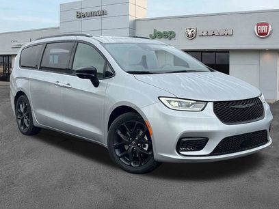 New 2026 Chrysler Pacifica Limited w/ S Appearance Package