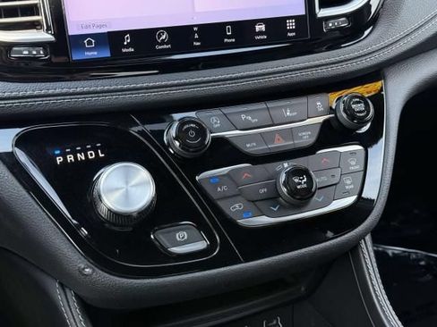 Used 2025 Chrysler Pacifica Limited FWD image 31