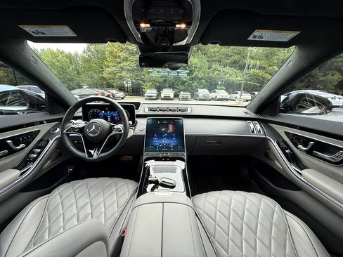 Used 2022 Mercedes-Benz S 580 4MATIC Sedan w/ AMG Line Package image 7