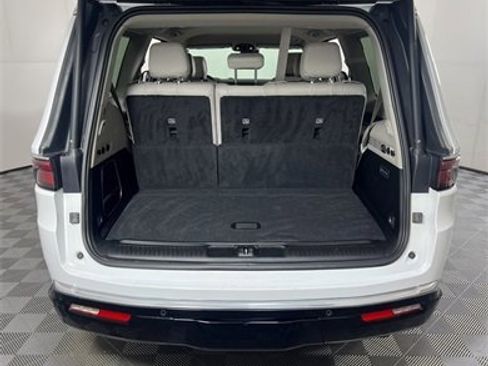 Used 2024 Jeep Wagoneer Series III w/ Flexible Seating Group image 10