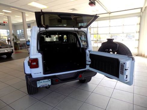 Certified 2025 Jeep Wrangler Unlimited Sahara AWD/4WD image 8