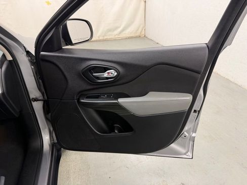 Used 2014 Jeep Cherokee Latitude FWD image 9