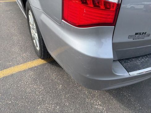 Used 2014 Chrysler Town & Country Touring image 8