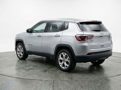 Used 2025 Jeep Compass Latitude AWD/4WD image 6