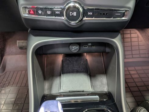 Used 2024 Volvo XC40 B5 Ultimate w/ Protection Package Premier image 24