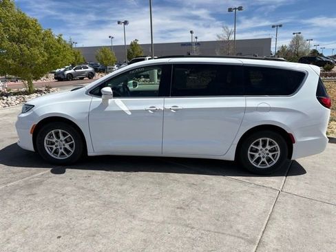 Used 2022 Chrysler Pacifica Touring-L image 4