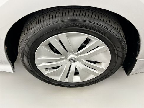 Used 2025 Nissan Leaf S image 11