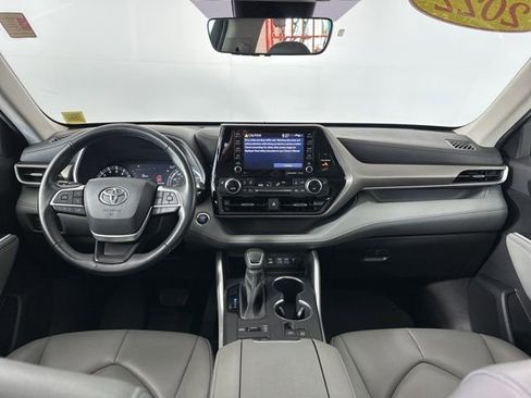 Used 2022 Toyota Highlander XLE AWD/4WD image 11