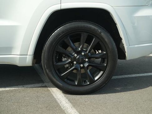 Used 2018 Jeep Grand Cherokee Altitude RWD image 40