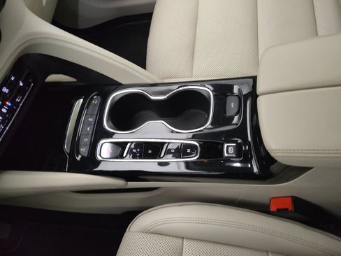 Used 2022 Buick Envision Essence w/ Technology Package I image 26