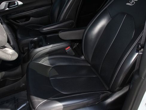 Used 2023 Chrysler Pacifica Touring-L w/ Uconnect Theater Family Group FWD image 23
