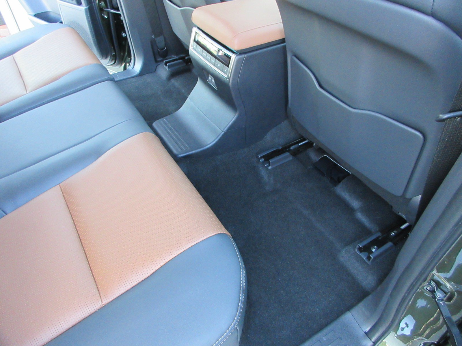 Used 2026 Lexus GX 550 w/ Accessory Package (2T) AWD/4WD image 24
