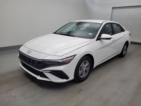 Used 2024 Hyundai Elantra SE FWD image 2