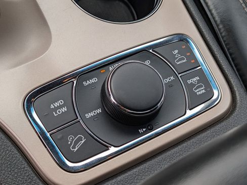 Used 2015 Jeep Grand Cherokee Overland image 11