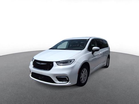 Used 2023 Chrysler Pacifica Touring-L FWD image 4