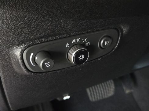 Used 2018 Chevrolet Equinox Premier FWD image 18