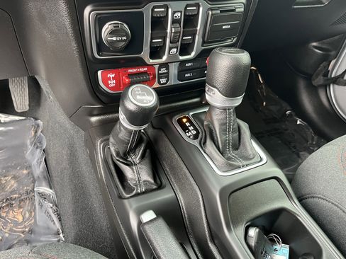 Used 2024 Jeep Gladiator Rubicon w/ Convenience Group image 24