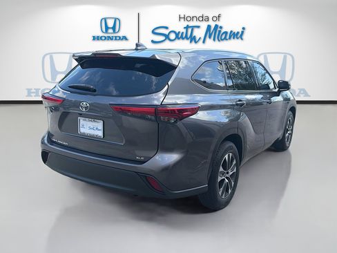 Used 2021 Toyota Highlander XLE FWD image 7