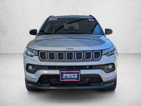 Used 2025 Jeep Compass Latitude AWD/4WD image 2