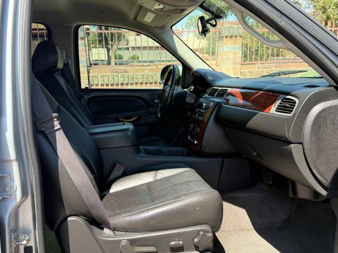 Used 2013 Chevrolet Suburban LT RWD image 11