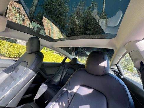 Used 2022 Tesla Model 3 Standard Range image 8