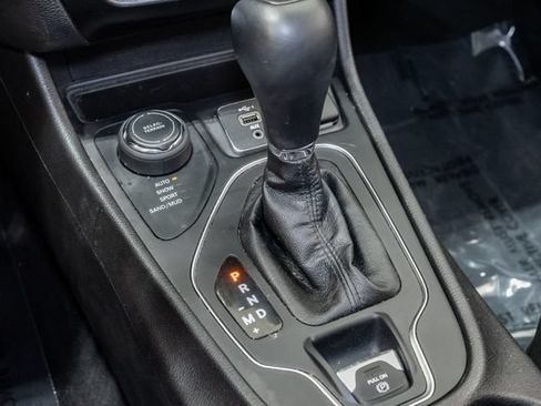 Used 2021 Jeep Cherokee Latitude Lux w/ Comfort/Convenience Group AWD/4WD image 27