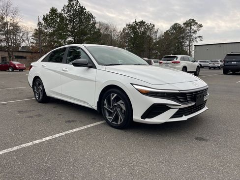 Used 2025 Hyundai Elantra Sport image 4