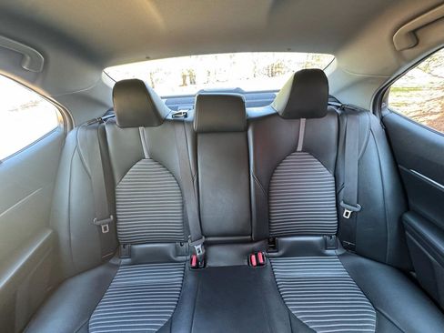 Used 2018 Toyota Camry SE FWD image 13
