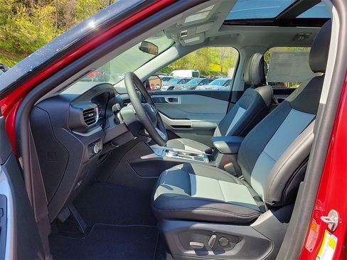 New 2024 Ford Explorer XLT w/ Equipment Group 202A image 6