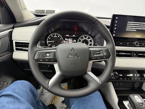 New 2025 Mitsubishi Outlander SE image 15