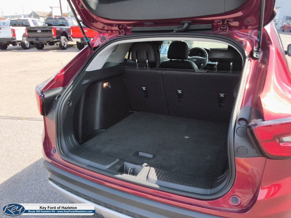 Used 2025 Chevrolet Trax LT FWD image 12