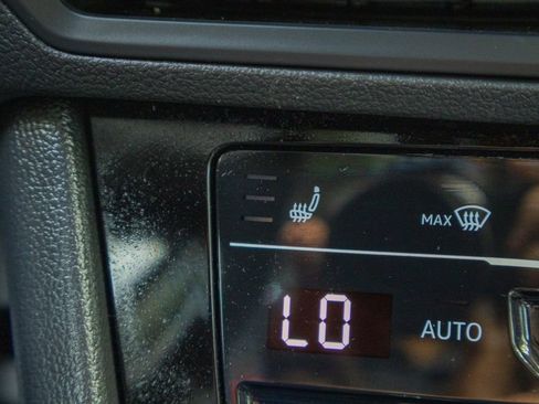 Used 2025 Volkswagen Jetta SE FWD image 21